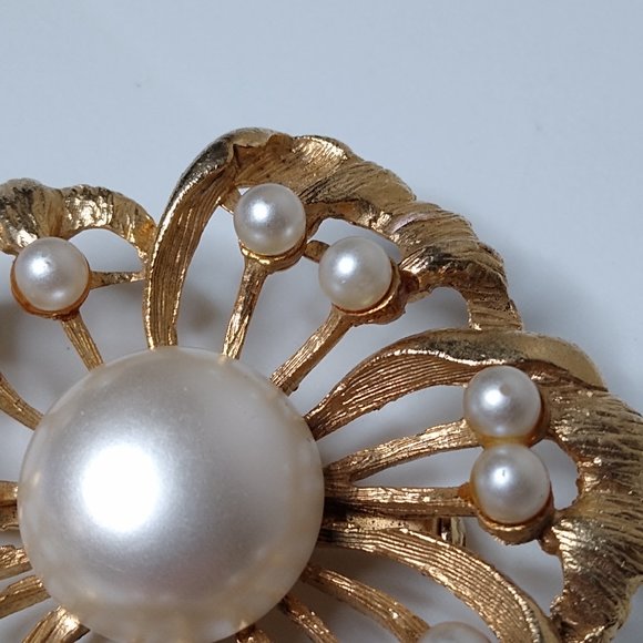Vintage Faux Pearl And Metal Large Flower Brooch - Picture 8 of 15
